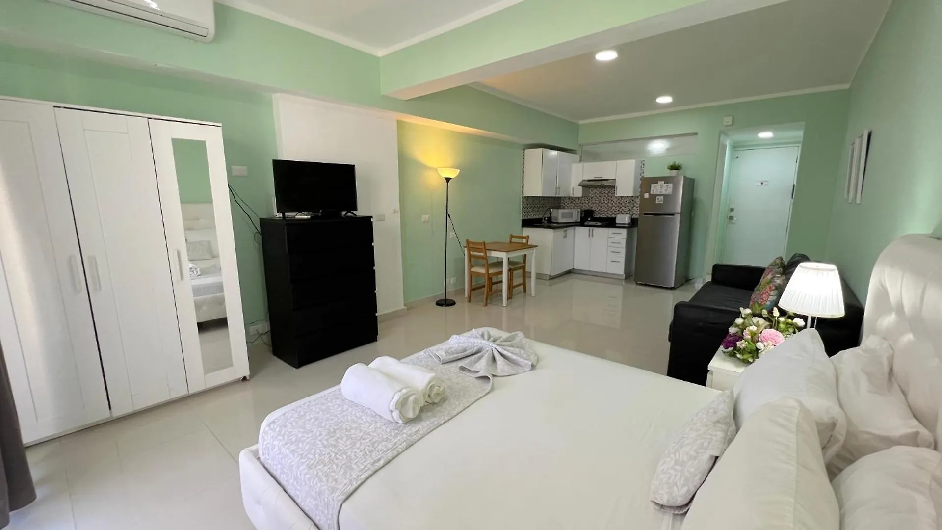 Vacation Studios With Rooftop Pool, Beach Club, Restaurants - Playa Los Corales Punta Cana Hotel