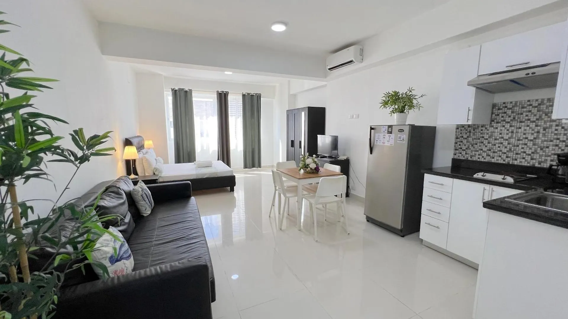 Vacation Studios With Rooftop Pool, Beach Club, Restaurants - Playa Los Corales Punta Cana Hotel