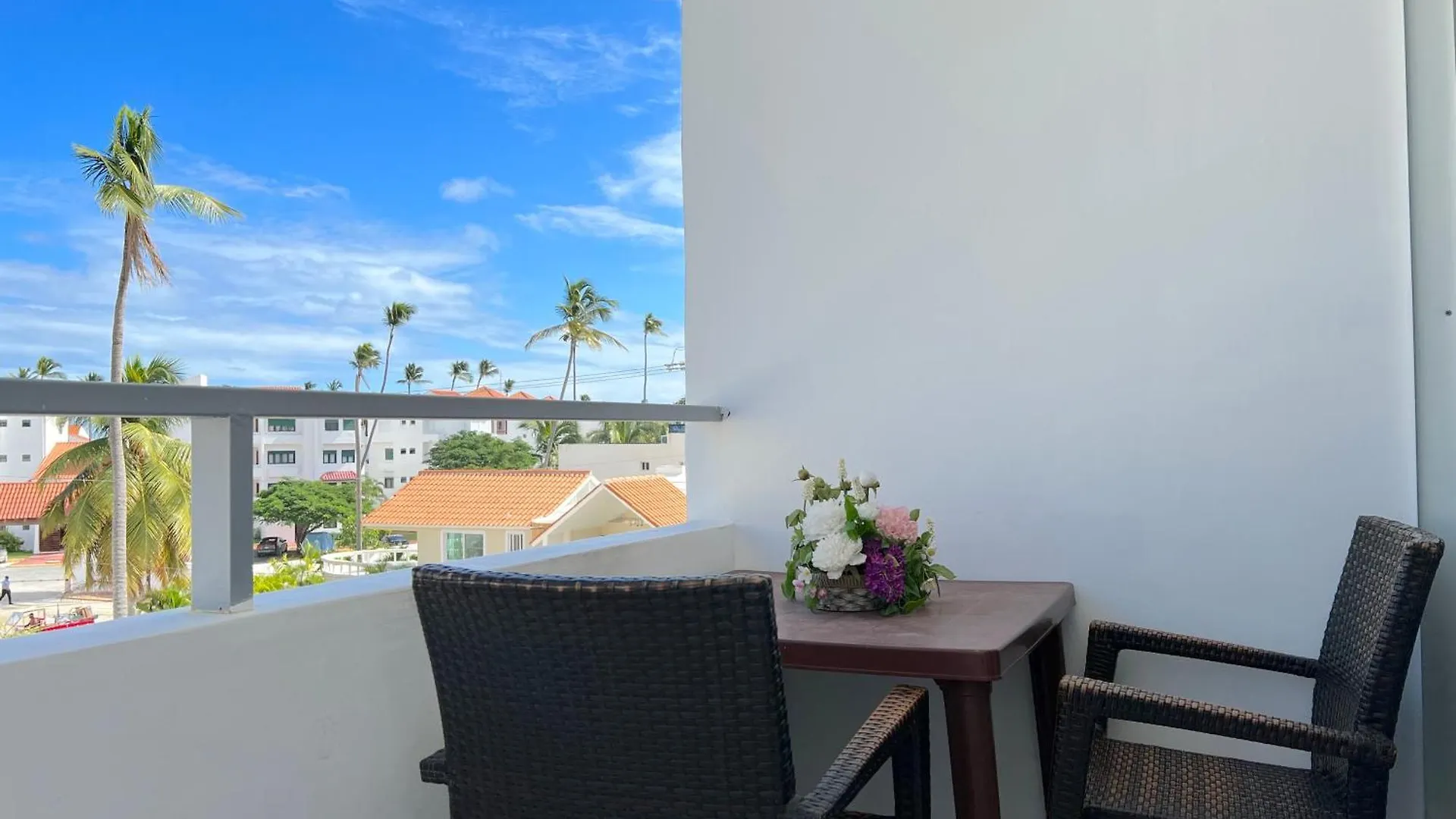 Hotel Vacation Studios With Rooftop Pool, Beach Club, Restaurants - Playa Los Corales Punta Cana